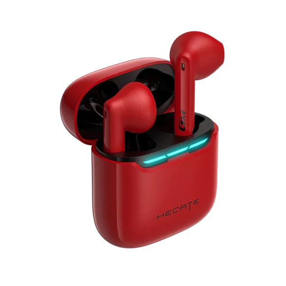 Audífono inalámbrico Hecate GM3 Plus rojo dentro de su estuche abierto con luz LED azul y acabado brillante de estilo gamer.