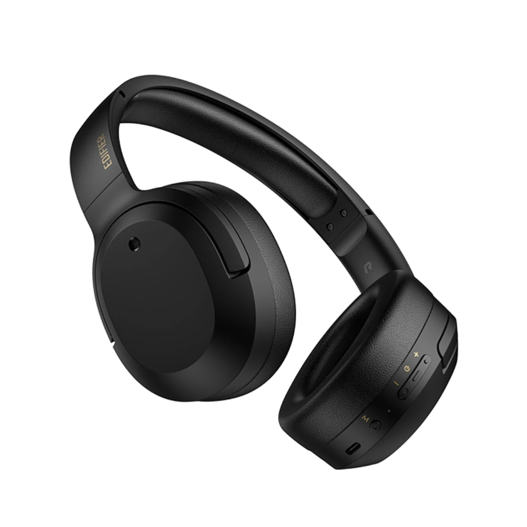 Audífono inalámbrico Edifier W820NB Plus negro visto en ángulo, mostrando los botones de volumen, modo y puerto de carga USB-C en la base del auricular.