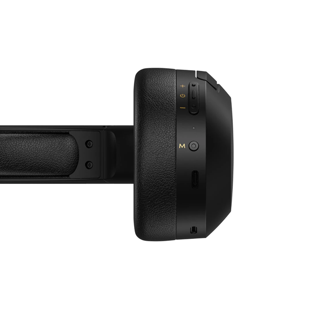 Detalle de los controles del audífono Bluetooth Edifier W820NB Plus negro vistos desde un costado, resaltando botones, textura y acabado acolchado.