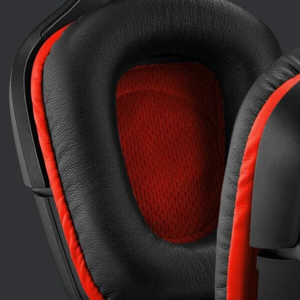 Vista en primer plano de las almohadillas del audífono Logitech G332 con interior rojo y recubrimiento de cuero sintético negro acolchado.