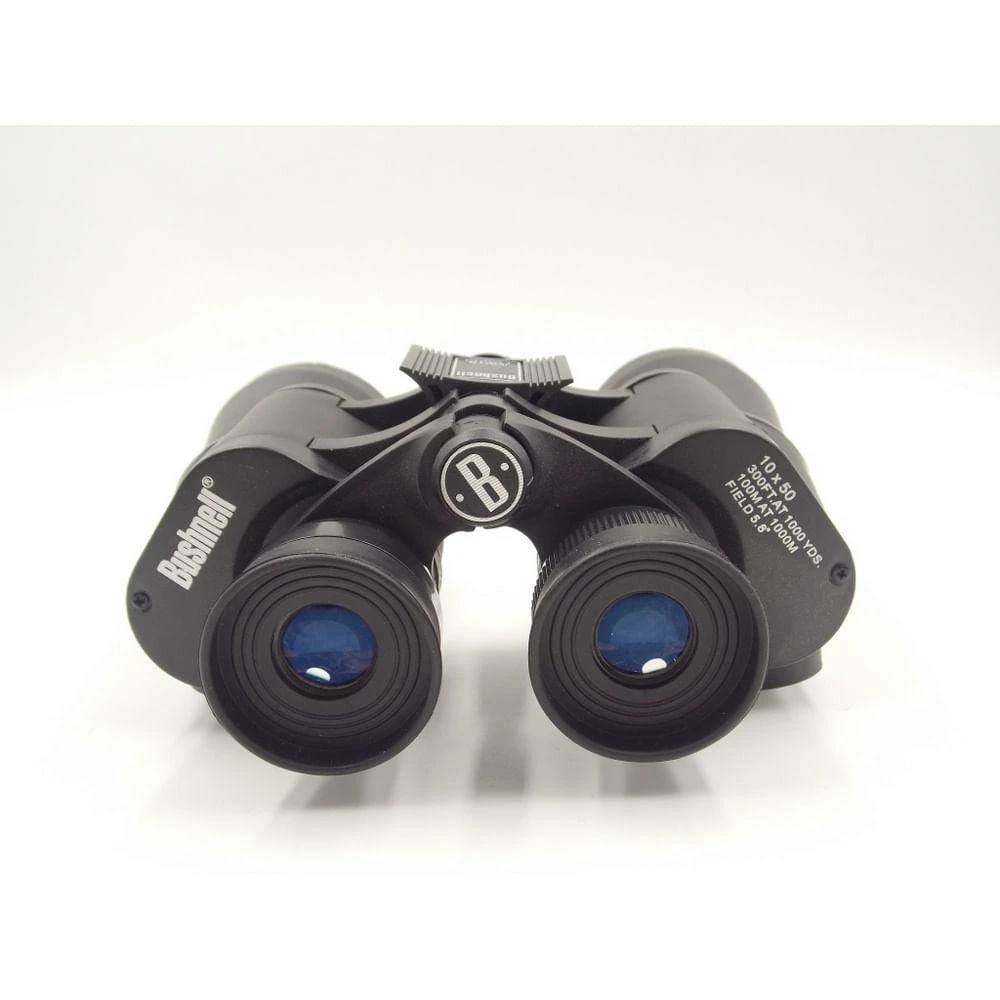 Vista frontal del binocular Bushnell 10x50 con lentes azulados y recubrimiento antirreflejo para mayor claridad.