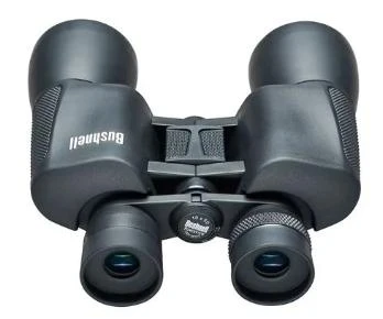Binocular Bushnell 10x50 visto desde arriba con perilla de enfoque central y ópticas de precisión.