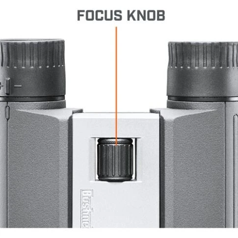 Binocular Bushnell 8x21 color gris con perilla de enfoque central resaltada, ideal para observación y uso portátil.