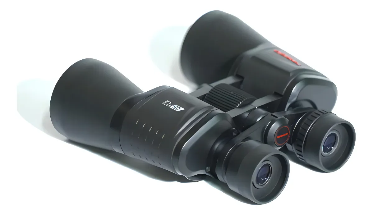 Binoculares Tasco 10x50 negros vistos en posición diagonal, con carcasa ergonómica y lentes frontales de gran apertura.