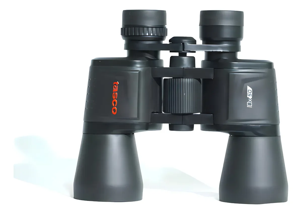 Binoculares Tasco 10x50 en color negro vistos de lado, mostrando detalle del cuerpo robusto y rueda central de enfoque.