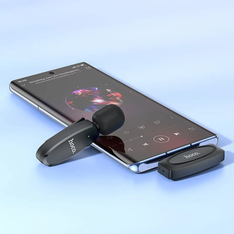 Micrófono inalámbrico Hoco L15 con conector Tipo C conectado a un smartphone Android, ideal para grabar audio nítido en videos o transmisiones.
