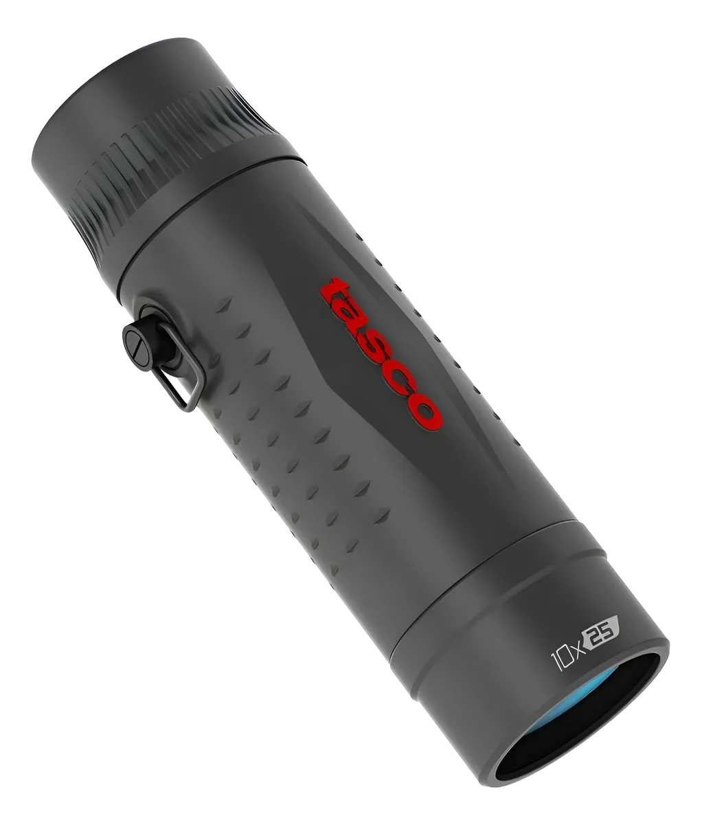 Monocular Tasco 10x25 compacto en color negro visto en ángulo diagonal, con textura antideslizante y logotipo rojo en el lateral.