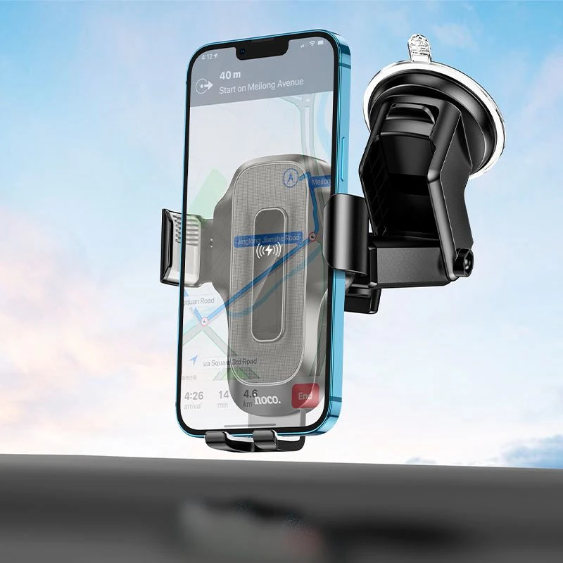 Soporte inalámbrico Hoco HW3 montado en parabrisas, sosteniendo smartphone con navegación GPS activa, diseño ajustable y carga rápida inalámbrica.